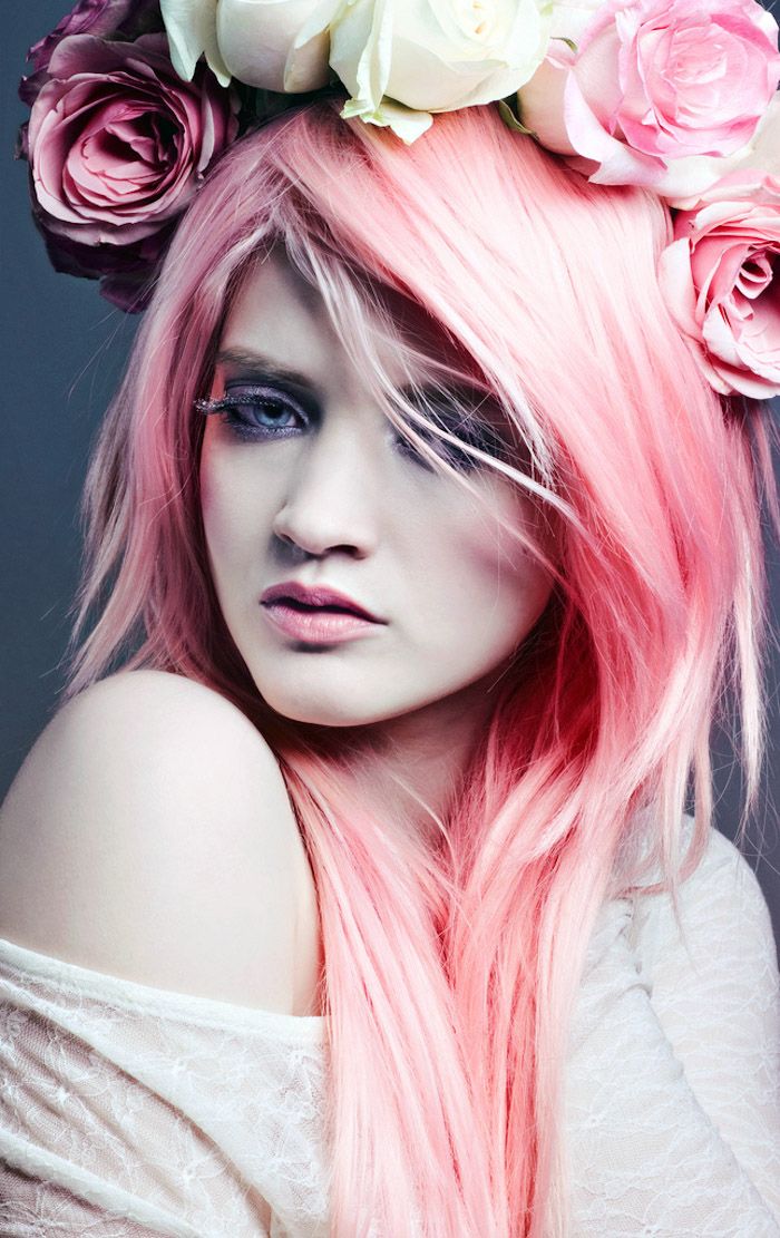 pastellfargetone, kvinne med hvit hud og rosa hår, hodeplagg med roser