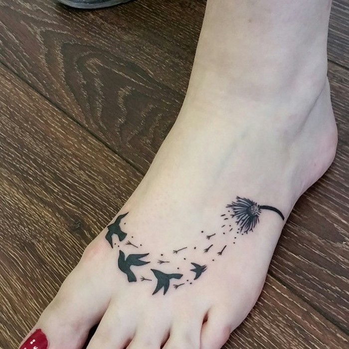 meningsfulla tatueringar, blom tatuering med svarta fåglar på foten