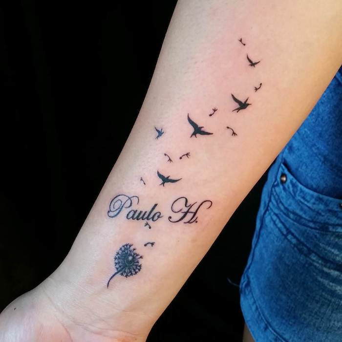 tatueringar med mening, svart tatuering med blomma och fåglar på armen