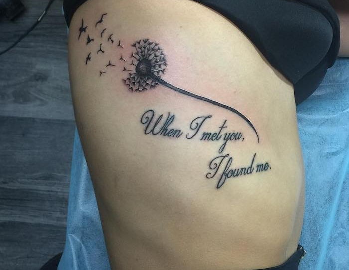 tatueringar med mening, kvinna med blommor tatuering på kroppssidan