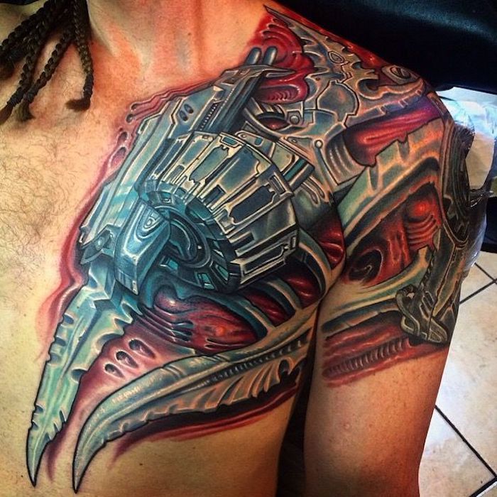tatuagem de ombro colorido, grande tatuagem com motivo de máquina