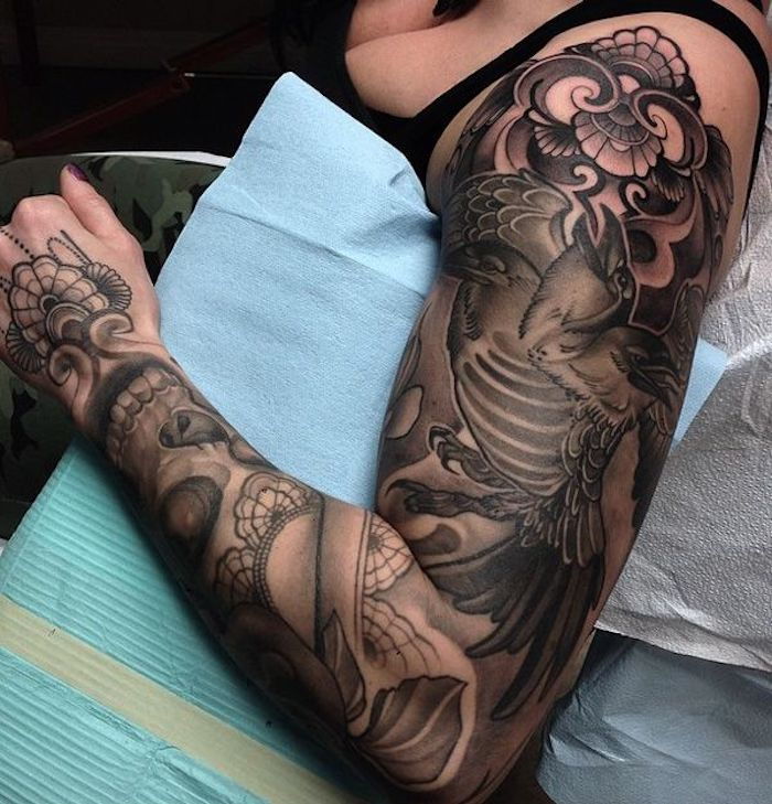 tatuaże dla kobiet, tatuaż na rękawach z ptakiem i czaszką
