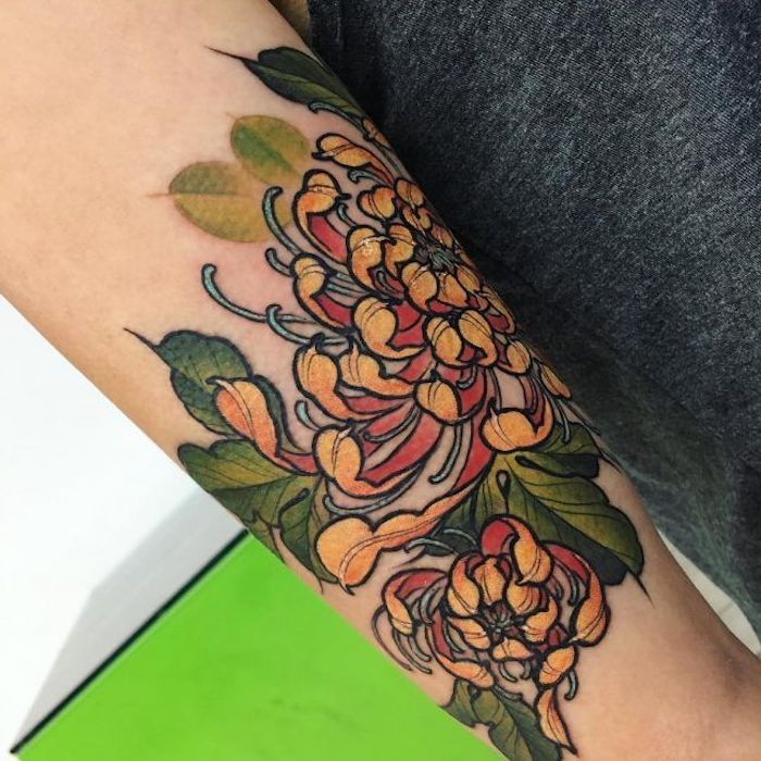 spalvos gėlės tatuiruotės, geltona krizantė ant rankos, tatuiruotės moterims