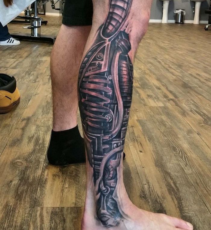 tatuiruotė šablonai vyrų, vyras su juoda ir pilka tatuiruotė ant kojos