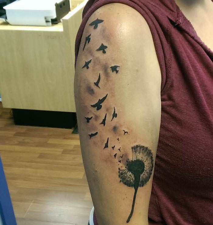 tetovanie vtákov, čierne a sivé tetovanie s kvetinami a lietajúcimi vtákmi na hornej časti ramena