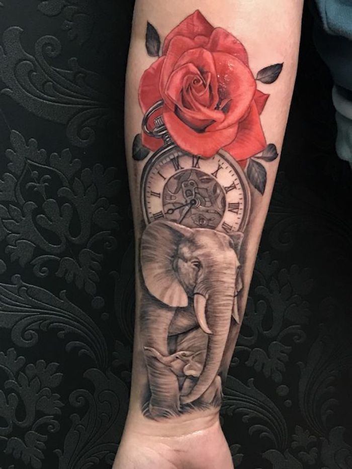 Motywy tatuażu, tatuaż z czerwoną różą, słoń i kompas