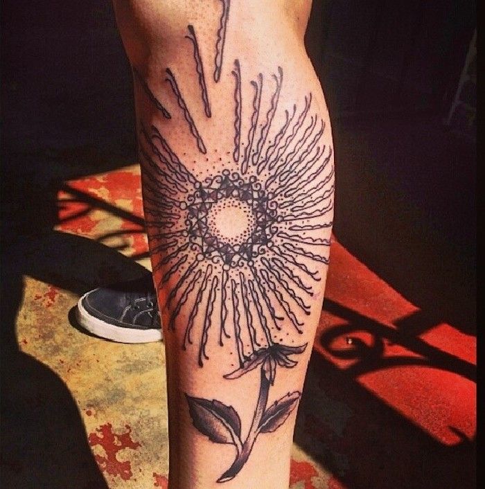 tatueringssymboler, stor tatuering i svart och grått på benet