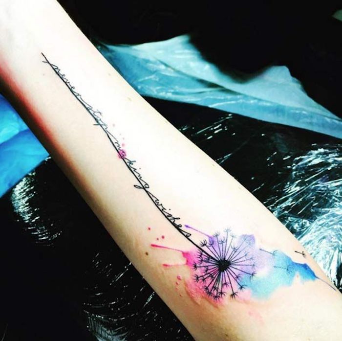 tetovacie symboly, akvarelové tetovanie modré, lilové a ružové na ramene