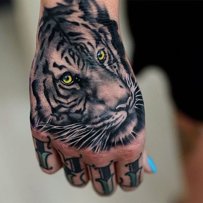tatuagem de cabeça de tigre, tatuagem de dedo, mulher, tatuagem de mão, mão