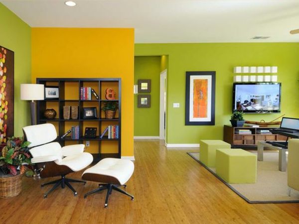 oranje en groen in de woonkamer - moderne witte stoel