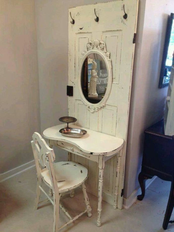 Gamla dörrar-dekorera-dressing table-in-vintage-style-med-round-antik spegel
