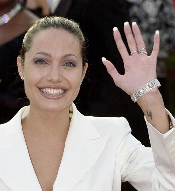 Angelina Jolie--piccola rappresentazione tatuaggio del drago
