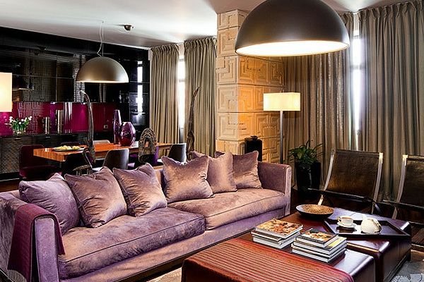 artdeco-stijl - chique paarse bank met sierkussen in de woonkamer