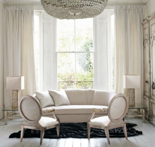 artdeco-stijl - kristallen kroonluchter over de witte sofa