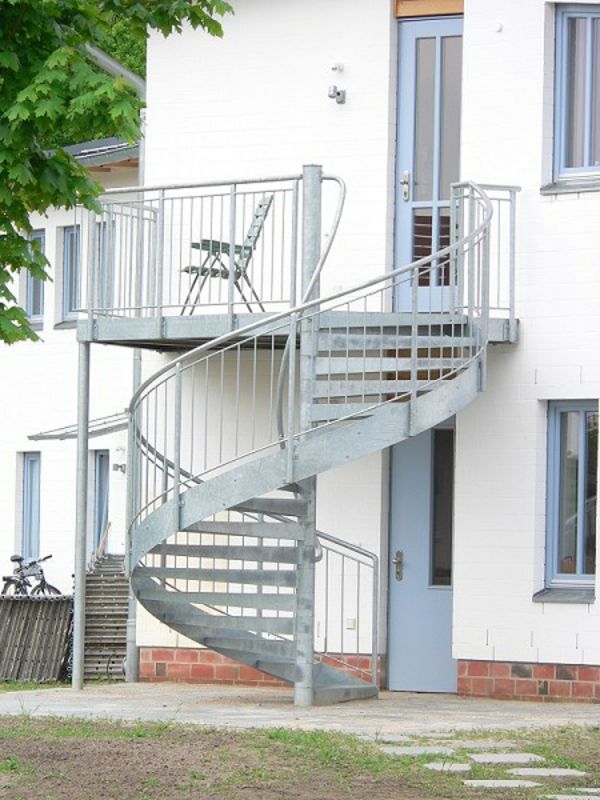 Zunanji korakov-od-kovinsko spiralno stopnišče
