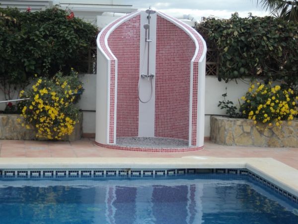 Zaujímavý-vonkajšia sprcha-s-červených tašiek-am-pool