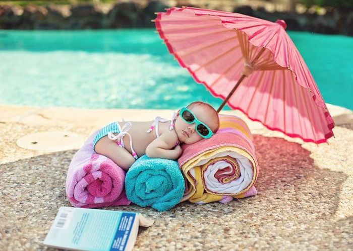 Bebê-on-beach-toalhas-pink-Kinderschirm