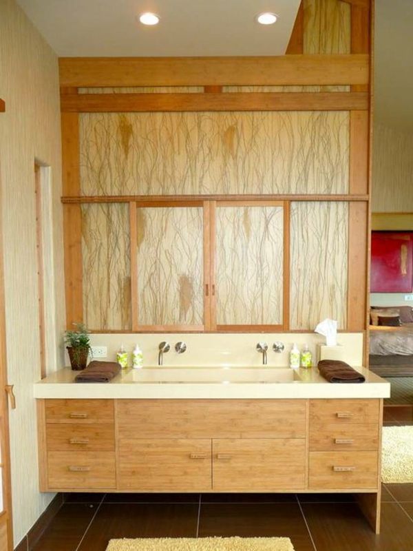 Łazienka z zabudową bambus szafek w łazience