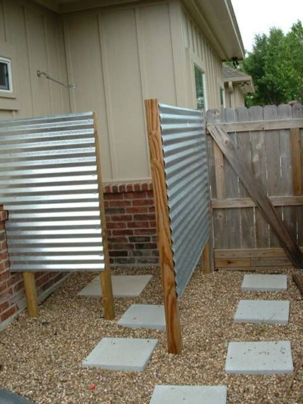 Plåt staket-by-trädgård dusch-corner