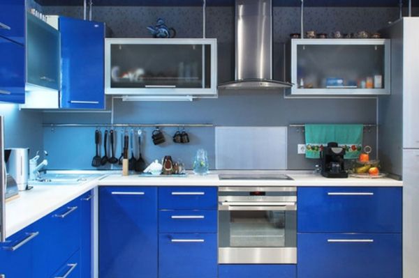 bucatarie moderna moderna, cu dulapuri in albastru inchis