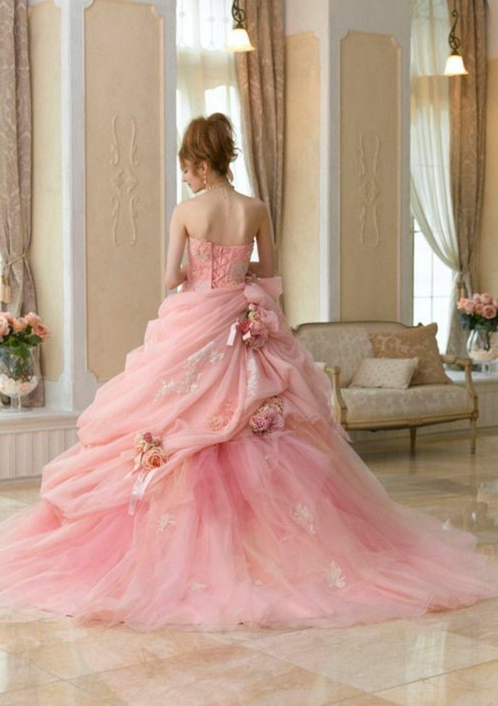 Brudklänning i rosa blomma smycken