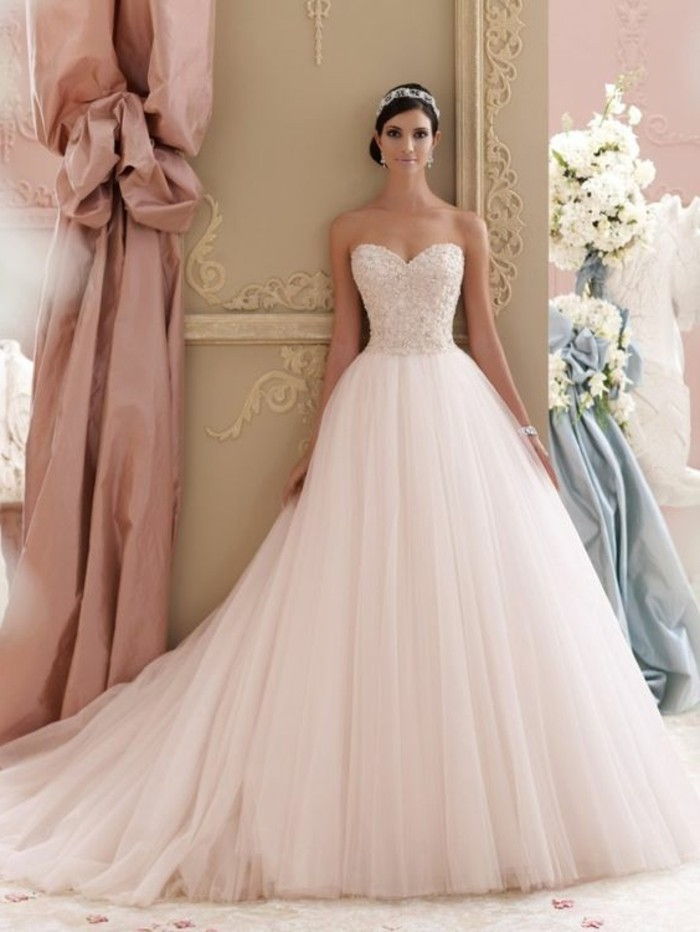Brudklänning i rosa-med-lång-haul