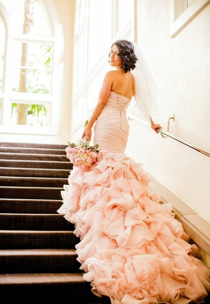Bröllopsklänning i rosa-på-svansen