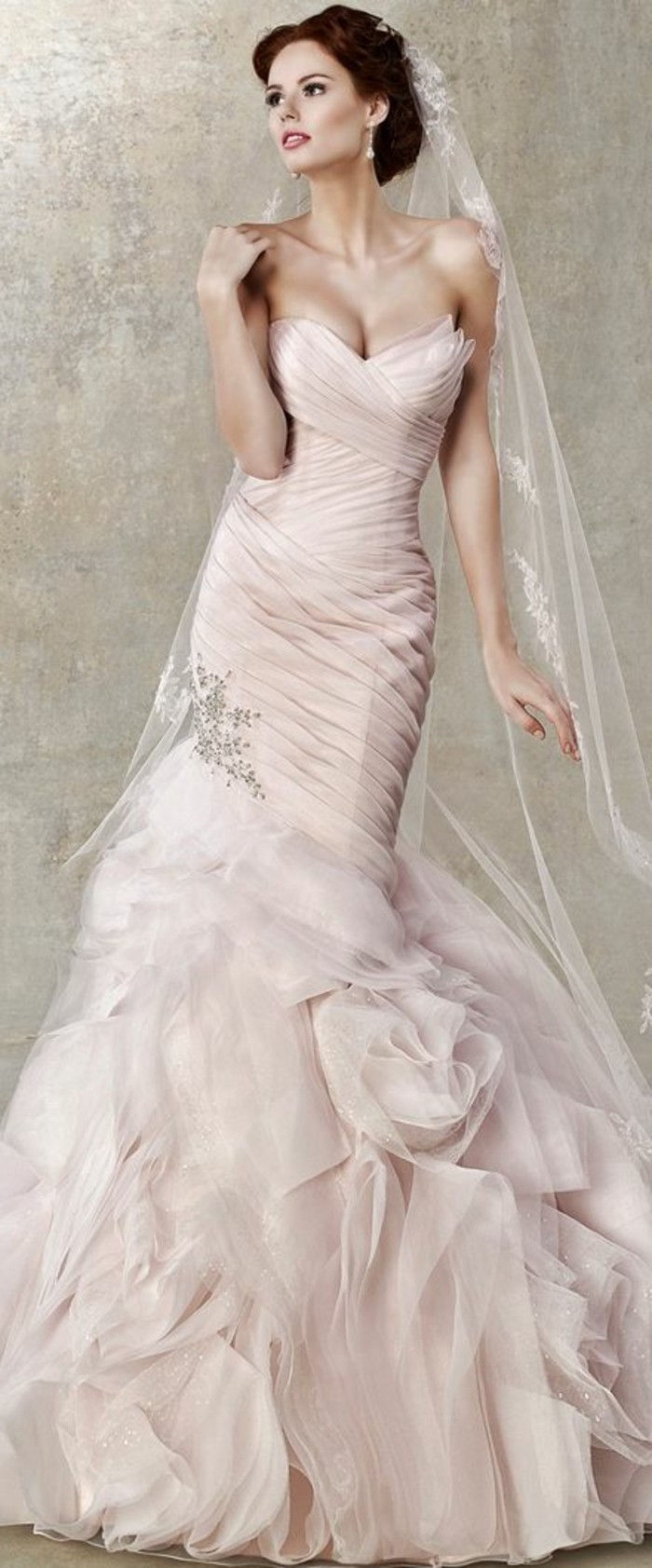Bröllopsklänning i rosa och lång slöja