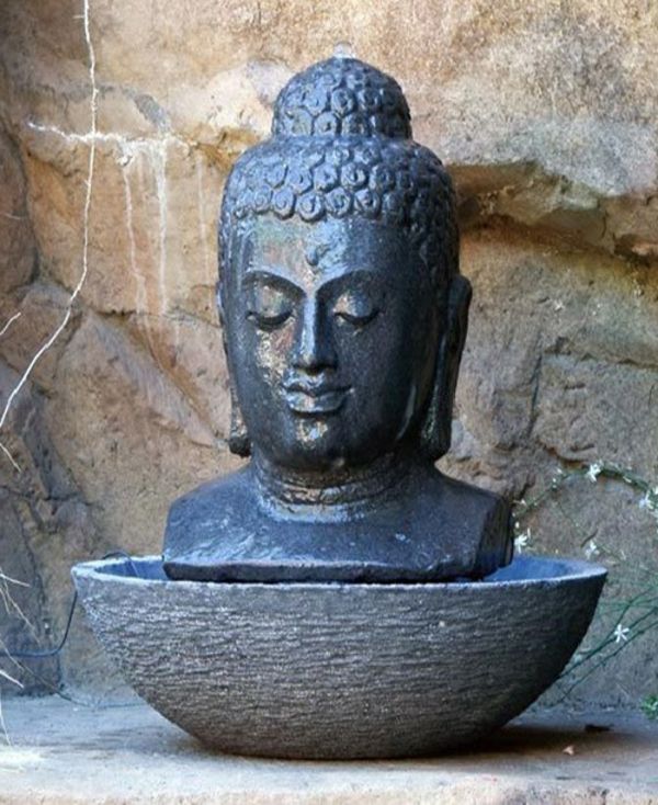 Fontanna Budda kamiennym murem z opóźnieniem