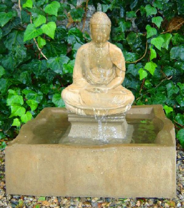 fontanna Budda zielono-piękny-roślina-tył