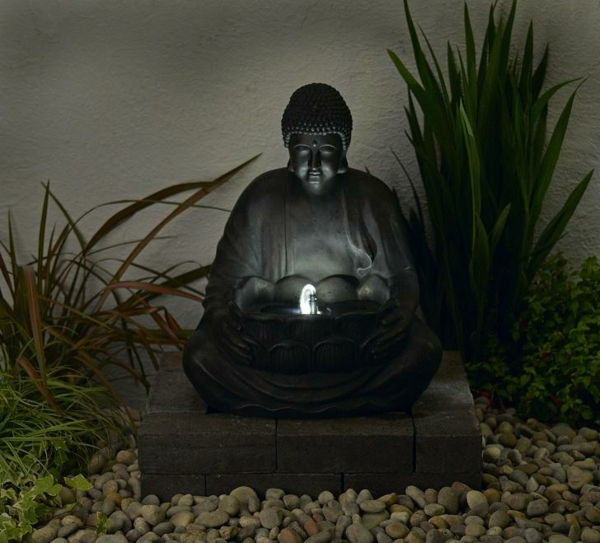Budda poprosił Fontanna w egzotycznych ogrodowa