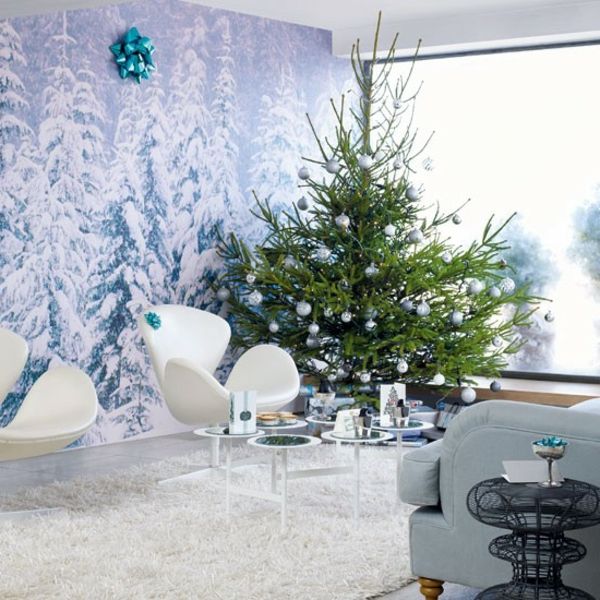 bela božična dekoracija - fotelj v beli in zeleni jelki