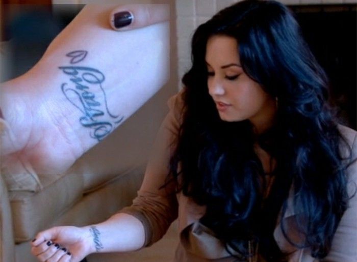 Demi Lovato-polso tatuaggio lettering tatuaggio