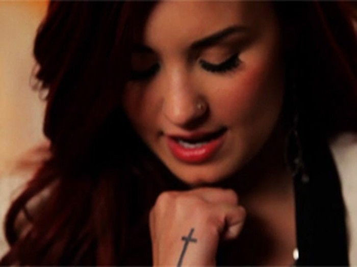 Tatuaggio trasversale Demi-Lovato-Cool