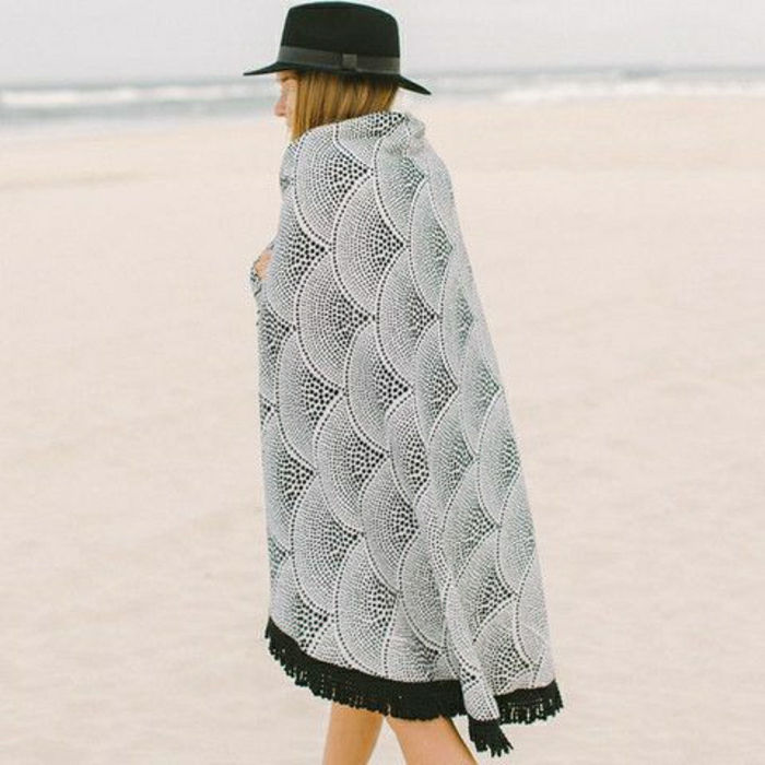 Designer Cloth plážový grafický vzor v čiernej a bielej