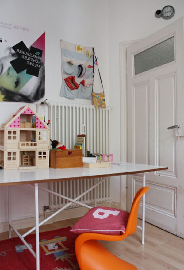 Eiermann deti desk-with-the-house a organge stoličky