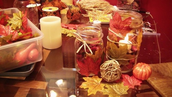 rudens masono indai su spalvotomis pavėsinėmis ir žvakėmis