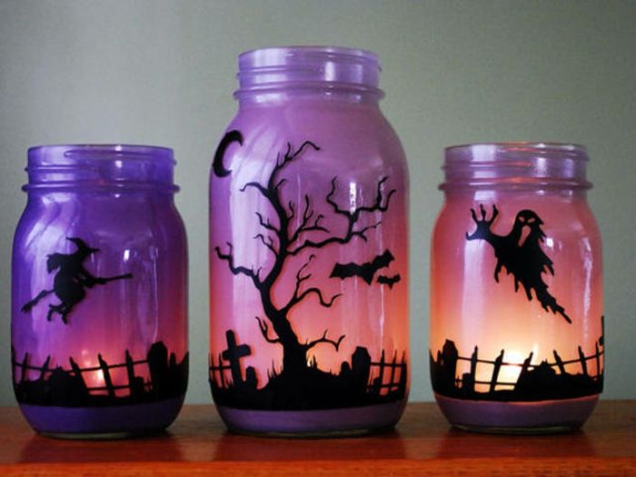 purpurinė masono stiklinė Halloween apdaila, kapinės su monstrais
