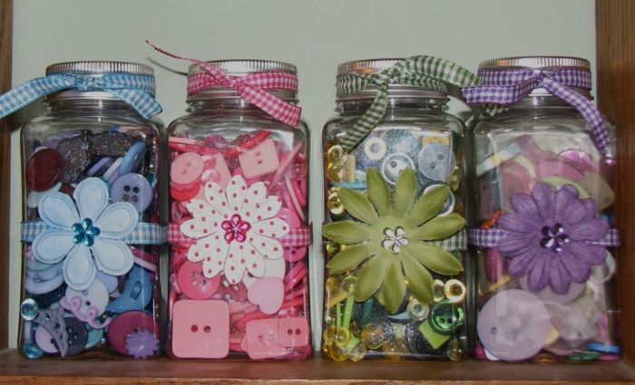 Decoração de frascos de pedreiro - flores, botões e fitas em cores diferentes para cada frasco