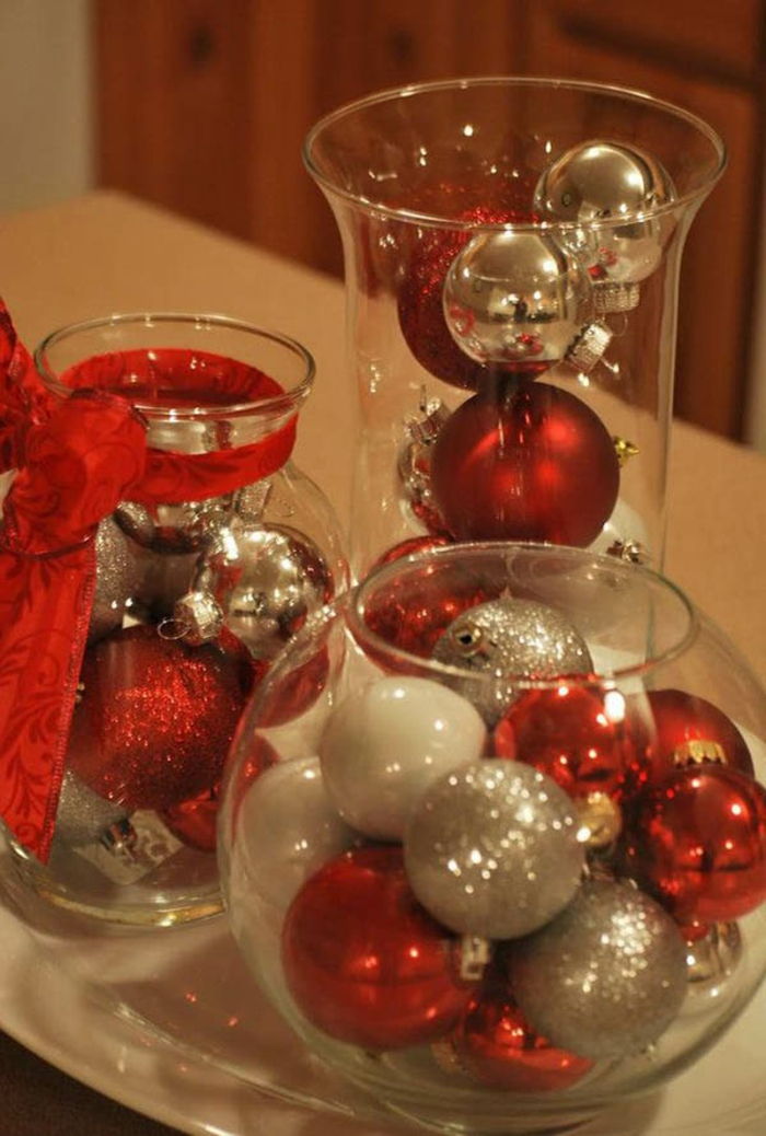 Papuoškite Kalėdines akinius - spalvingus rutulius raudonos, baltos ir sidabro spalvos