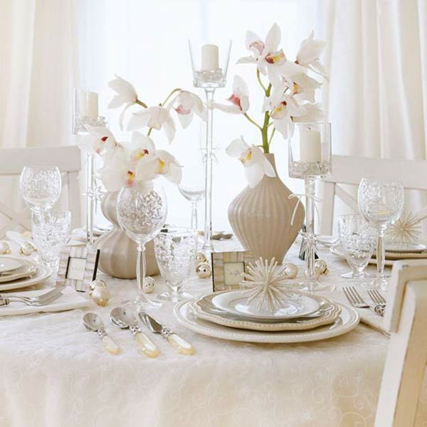 białe świąteczne dekoracje - kwiaty na eleganckim stole