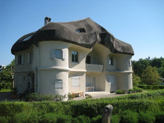 kahverengi çatı ile ekspresyonist mimari