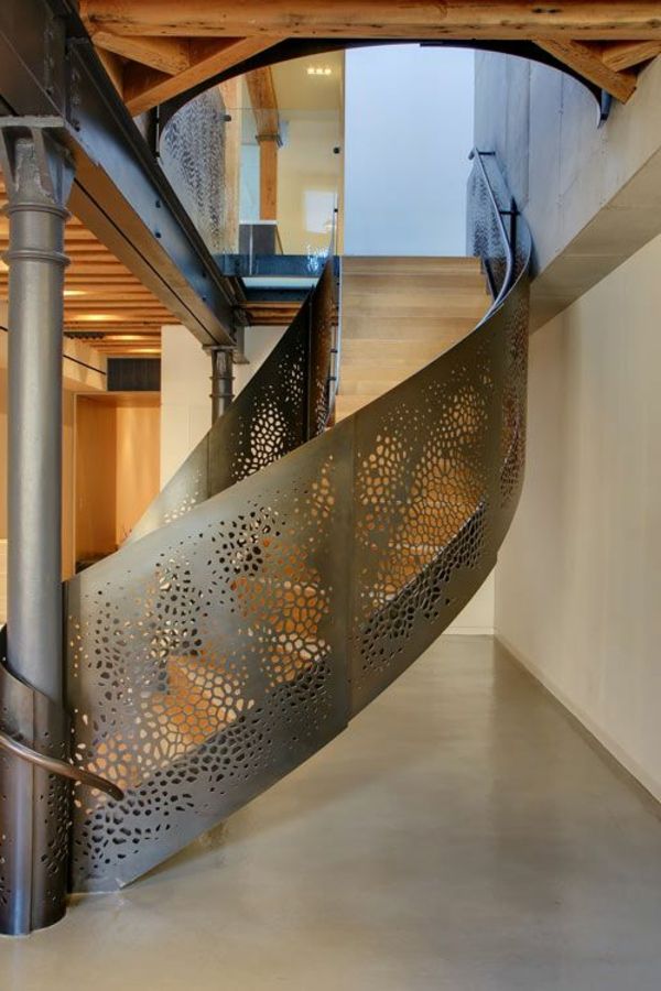 Zunanjost Moderna zunanjost stopnice, spiralno stopnišče, s kovino ograja