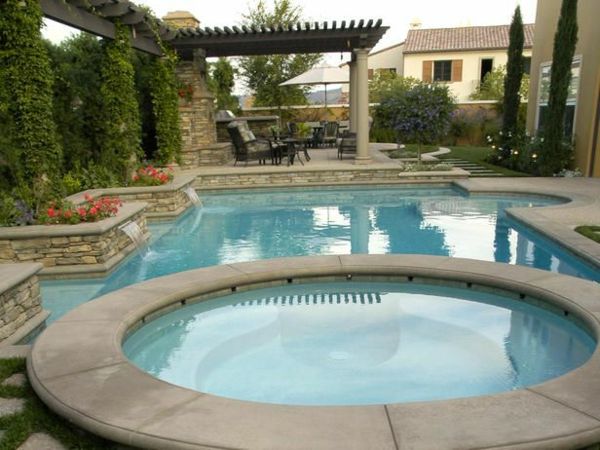 Fantastický okrúhly vírivý bazén v záhrade
