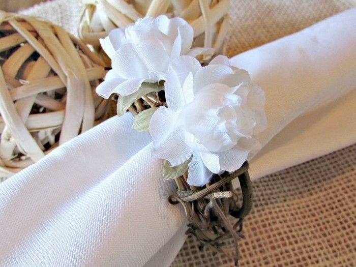 Šventiniai servetėlių formos-su-balta-gėlių