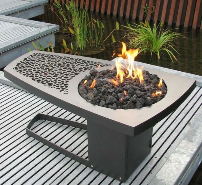 Ogień misy z grill-zbyt-table-and-fire