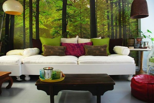 Mural forest-farget pute-hvit sofa