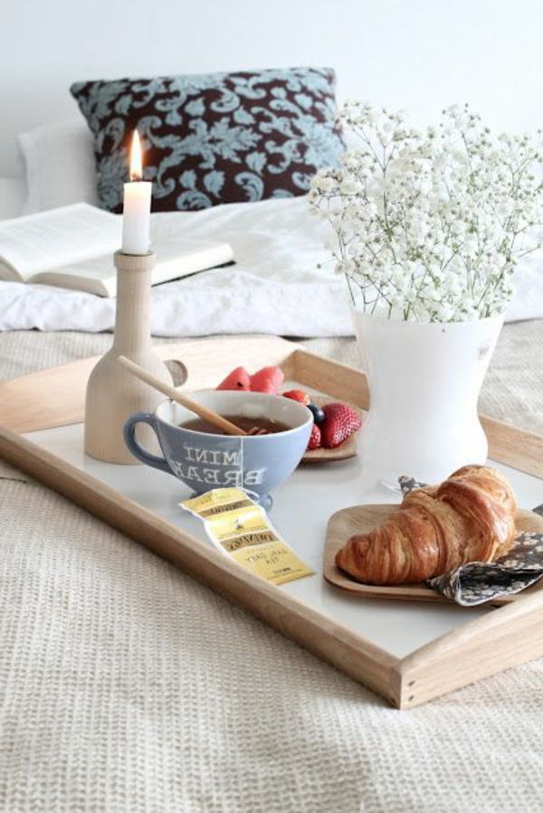 Pusryčiai-in-lova-medinis padėklas-praktinė idėja