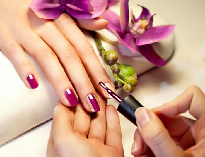 Vrouw hand mooie manicure orchidee thermische Nail Polish