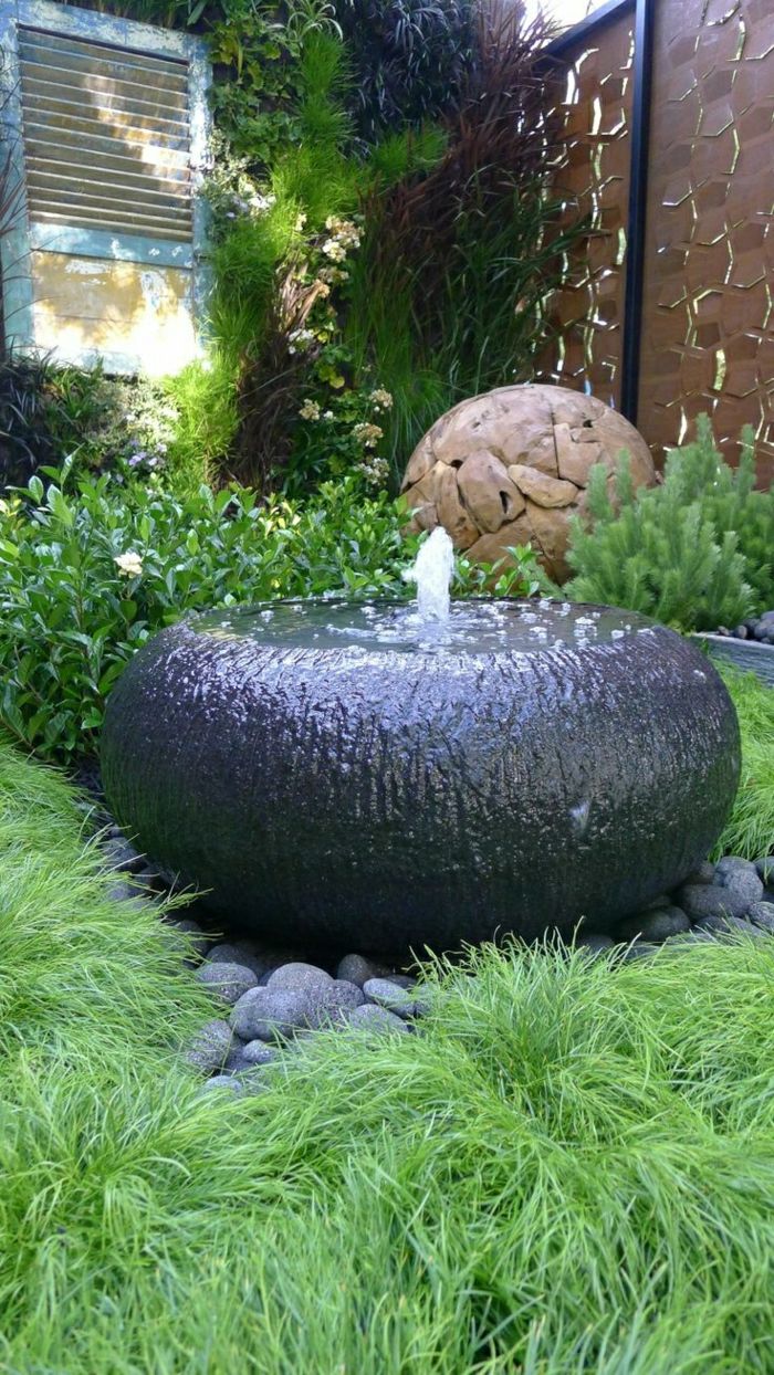 Curte cu grădină de apă fântână de iarbă pietre decorative